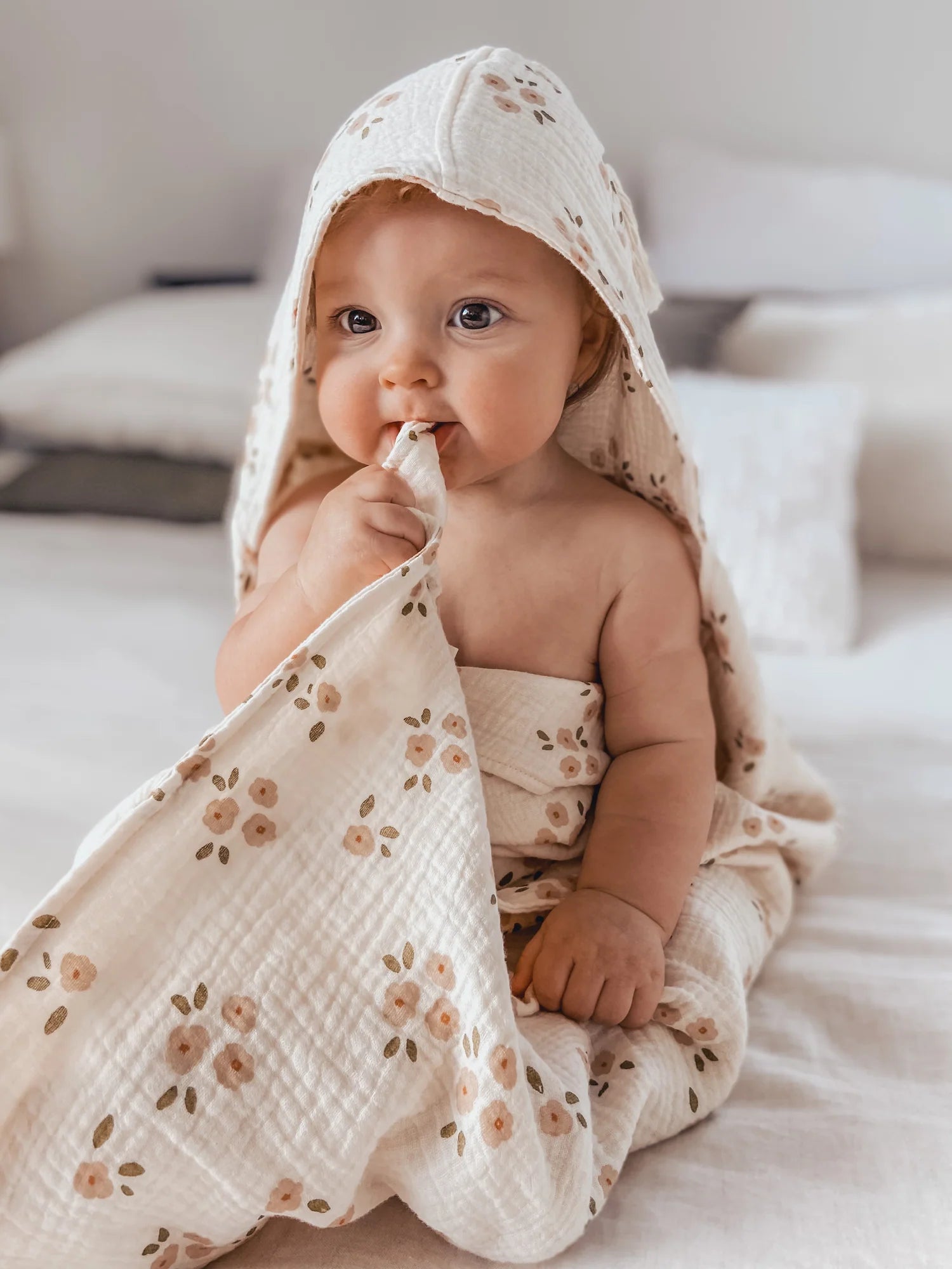 Over The Dandelions Hooded Towel - Daisy
