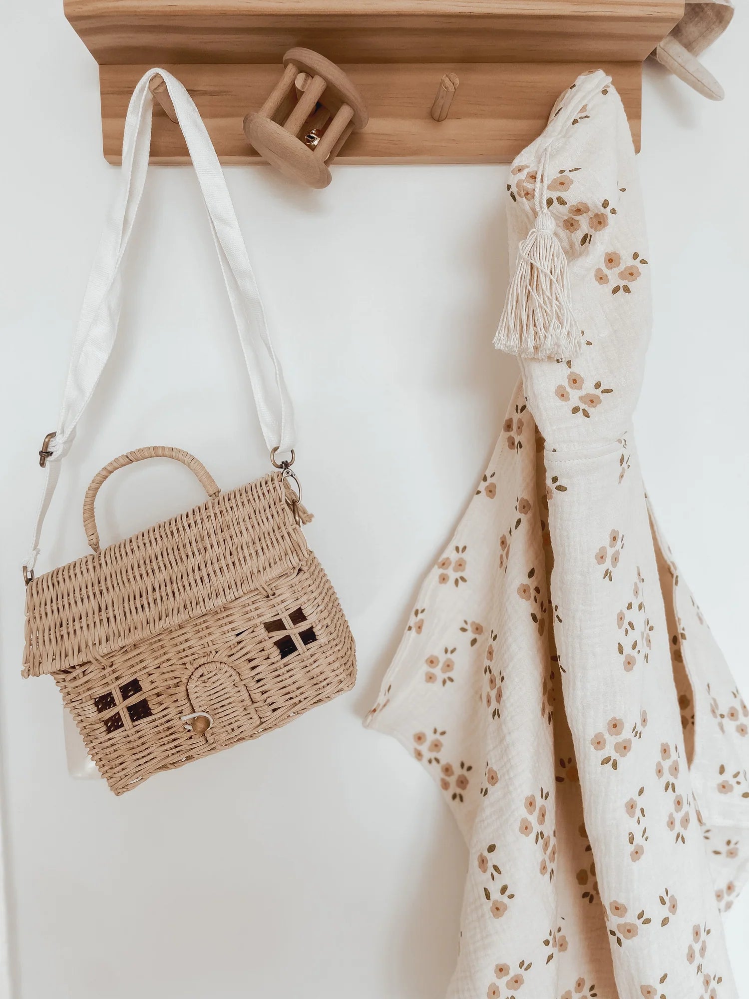 Over The Dandelions Hooded Towel - Daisy