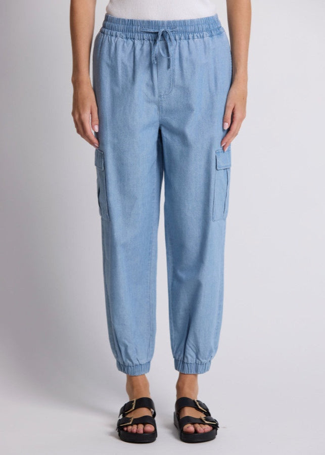 stella and gemma teigan denim light wash pant with cargo pockets