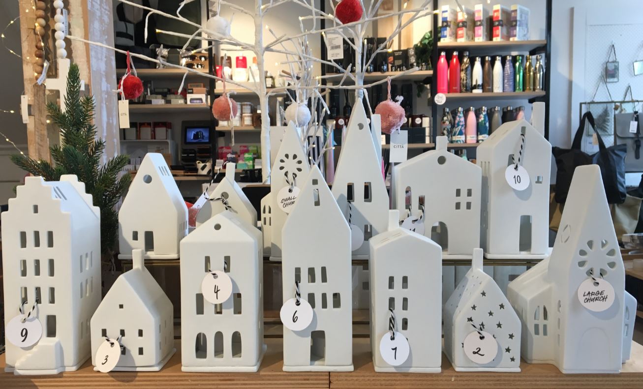 Rader 7 Xmas House Tall with Small Windows